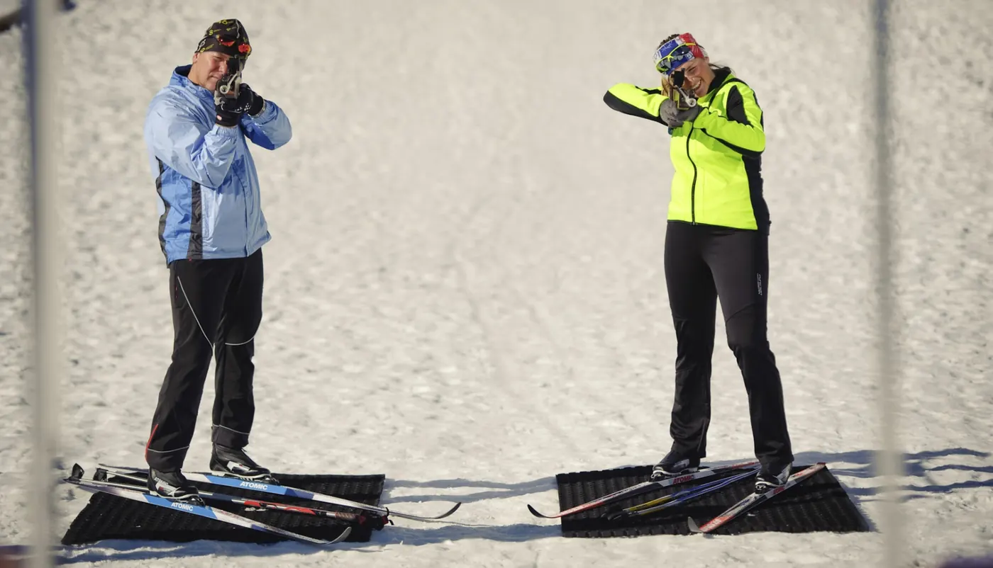 Dve účastníčky pri laserovom biatlone na snehu
