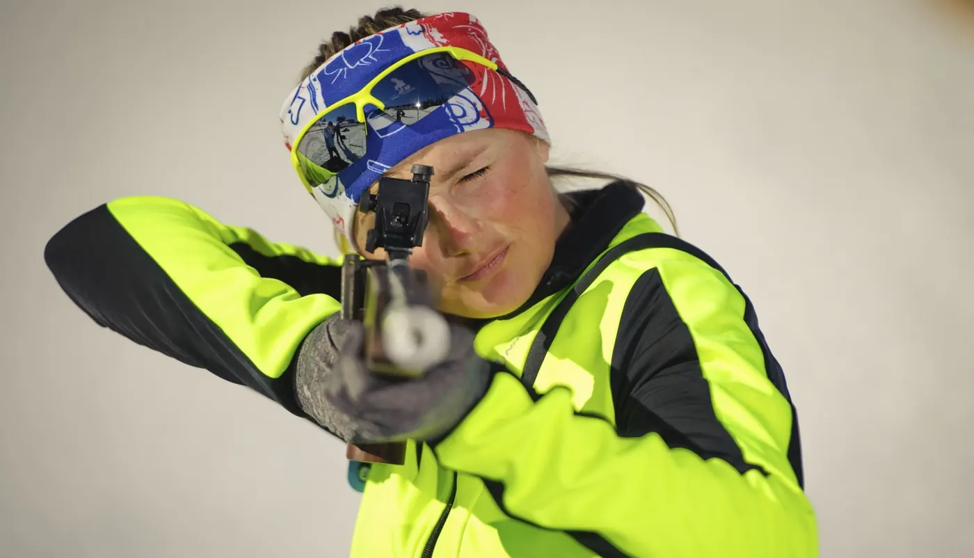 Účastníčka mieri pri laserovom biatlone