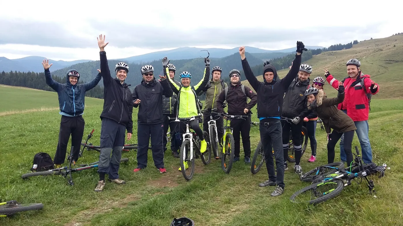 Spoločná fotografia cyklistov s bicyklami na horskej lúke