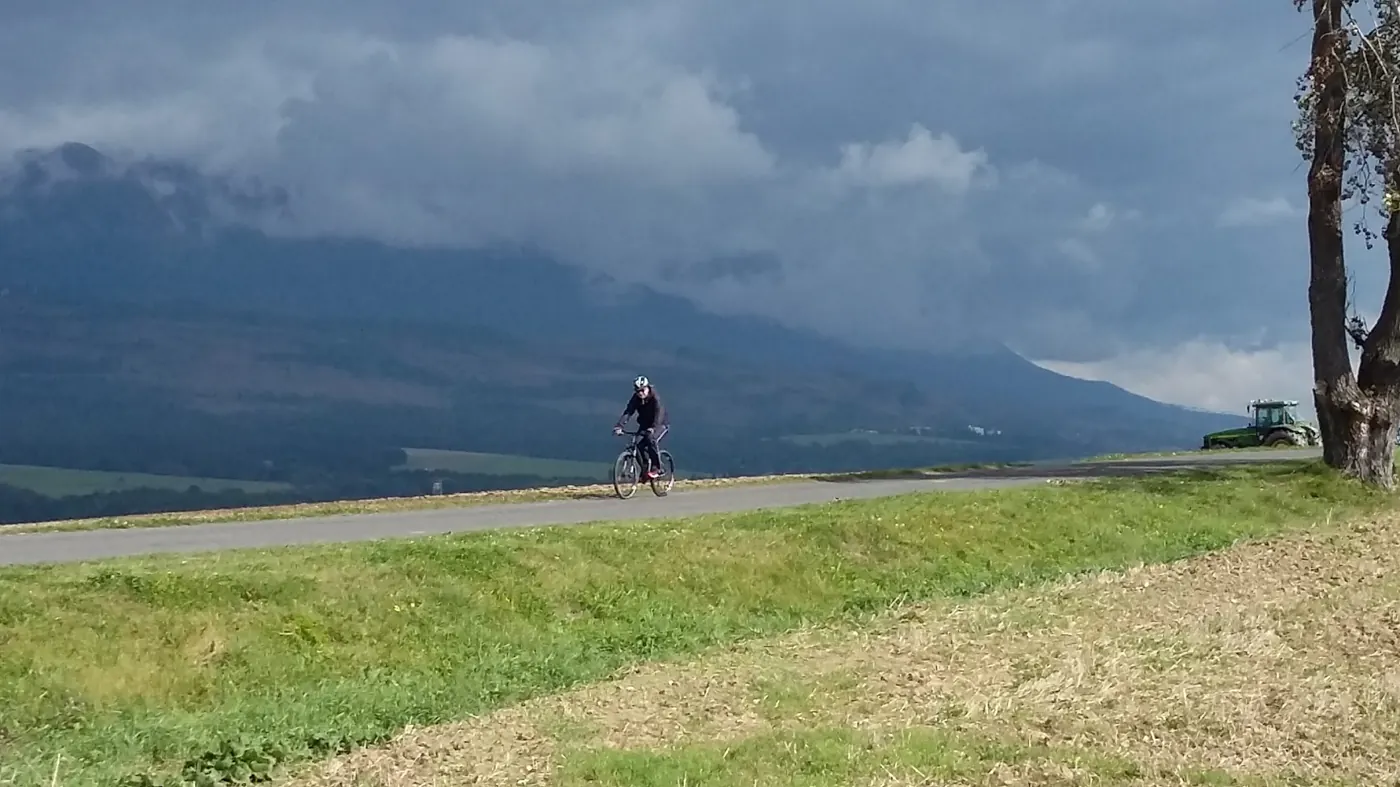Cyklista na otvorenej trase s panorámou Tatier
