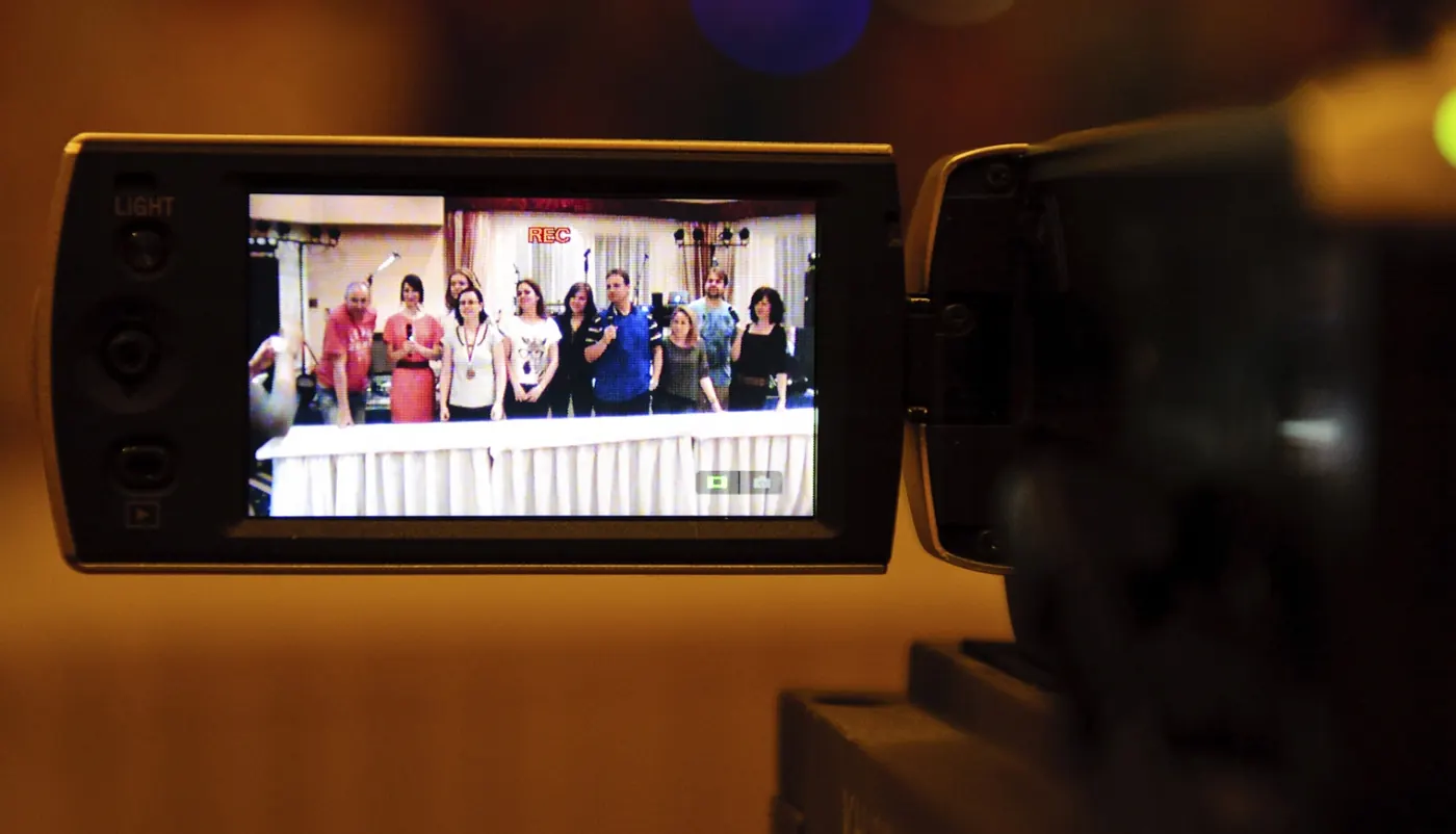 Obrazovka kamery pri zaznamenávaní večerného programu