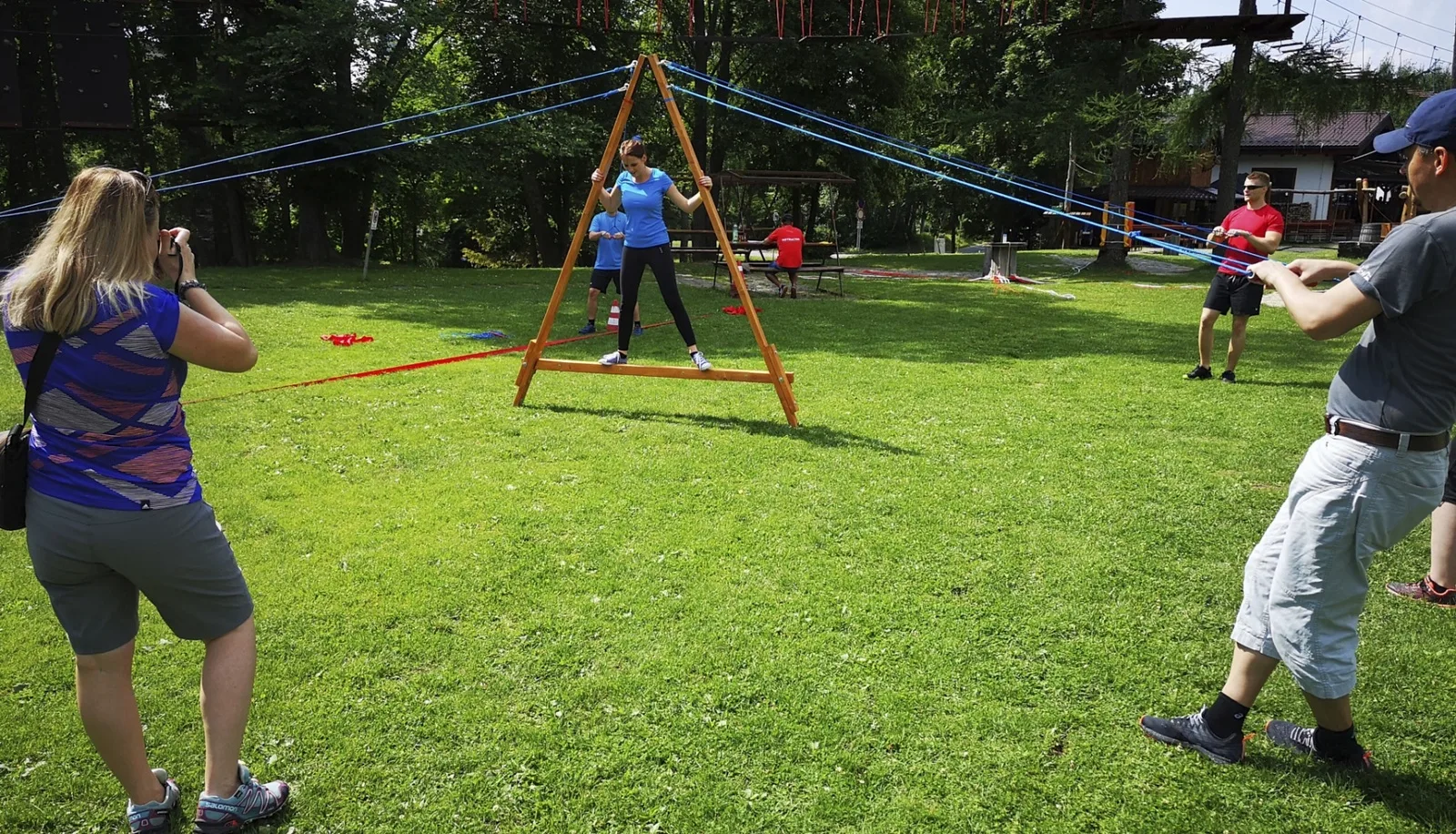 Tím ovláda veľkú drevenú pomôcku pomocou lán
