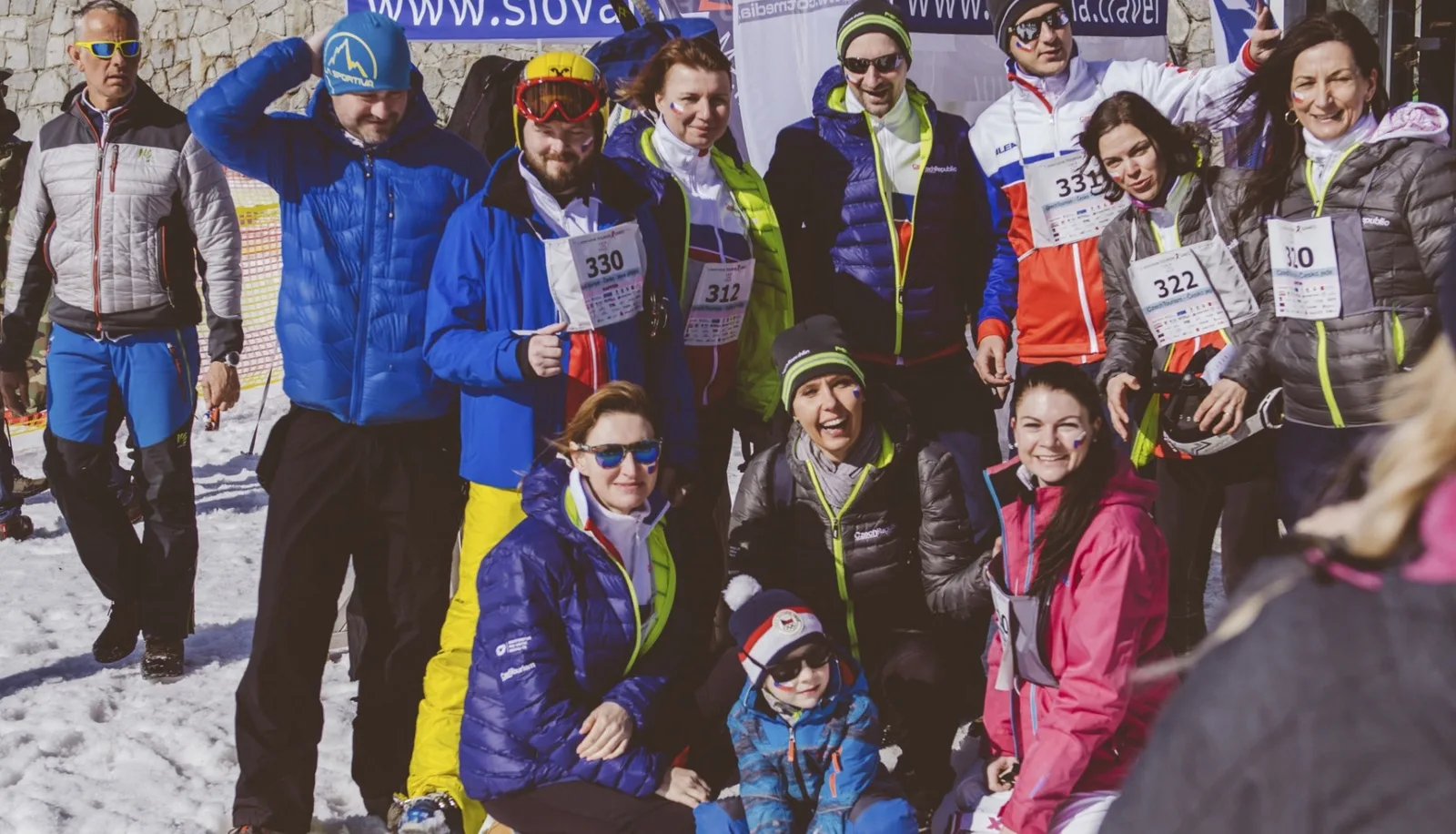 Spoločná fotografia účastníkov Tourism X Games so štartovými číslami