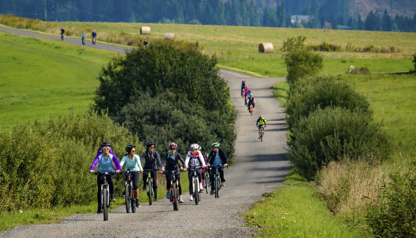 Skupina na horských a elektrobicykloch počas prejazdu