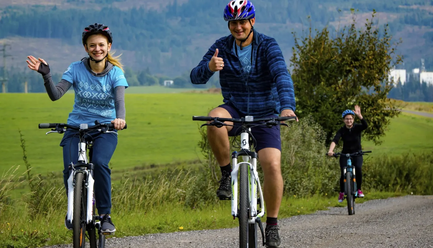 Dvaja účastníci na bicykloch na ceste pod Tatrami