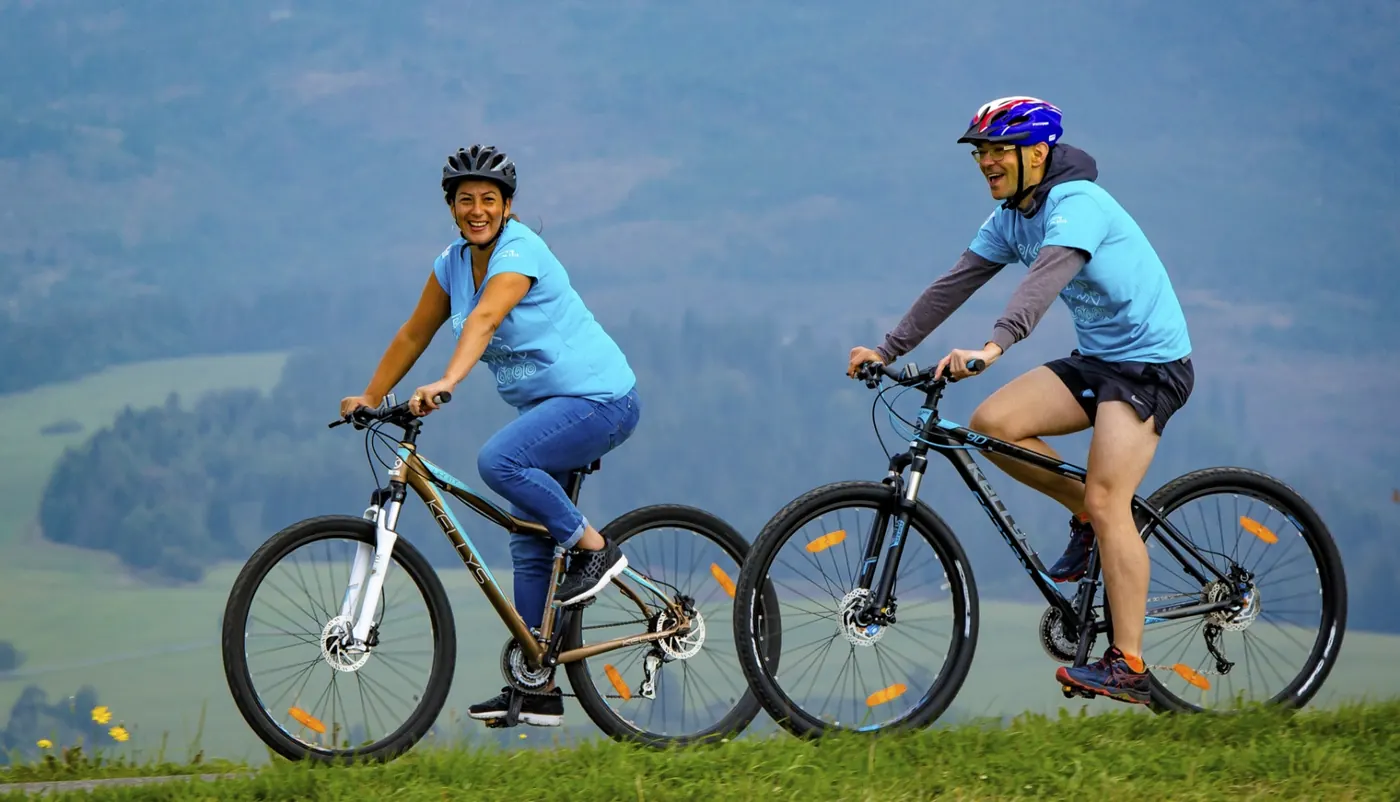 Účastníci na bicykloch v prírodnej scenérii