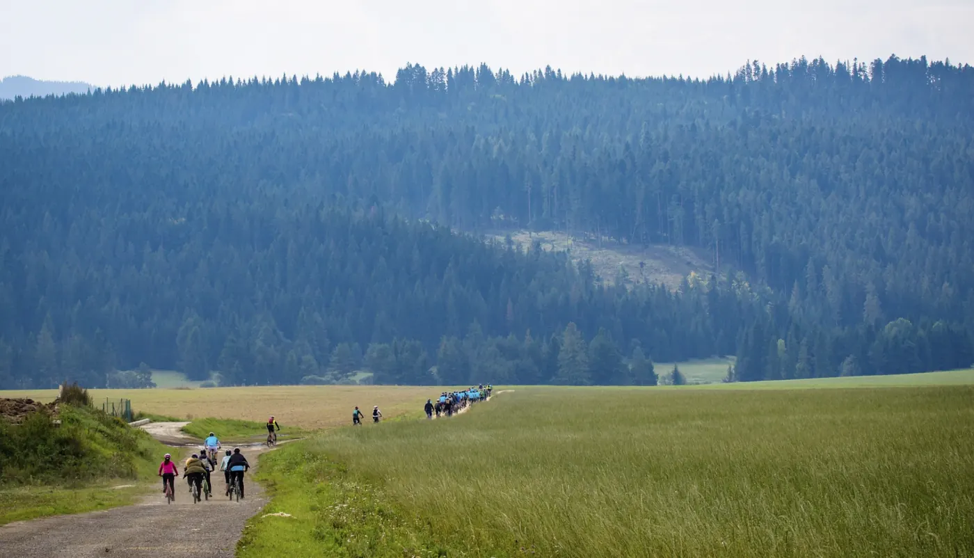 Cyklistická skupina pokračuje po poľnej ceste