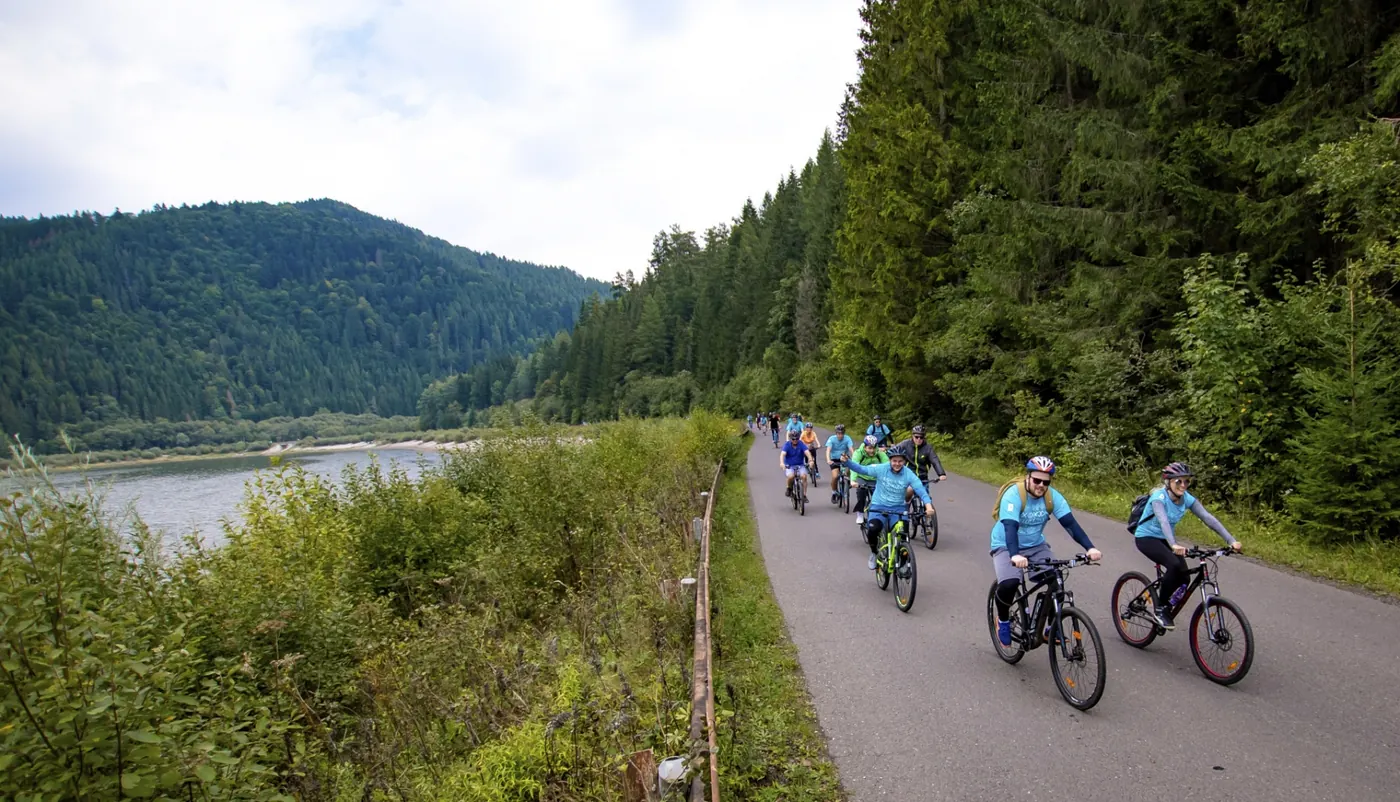 Cyklisti na asfaltovej trase pri vodnej ploche
