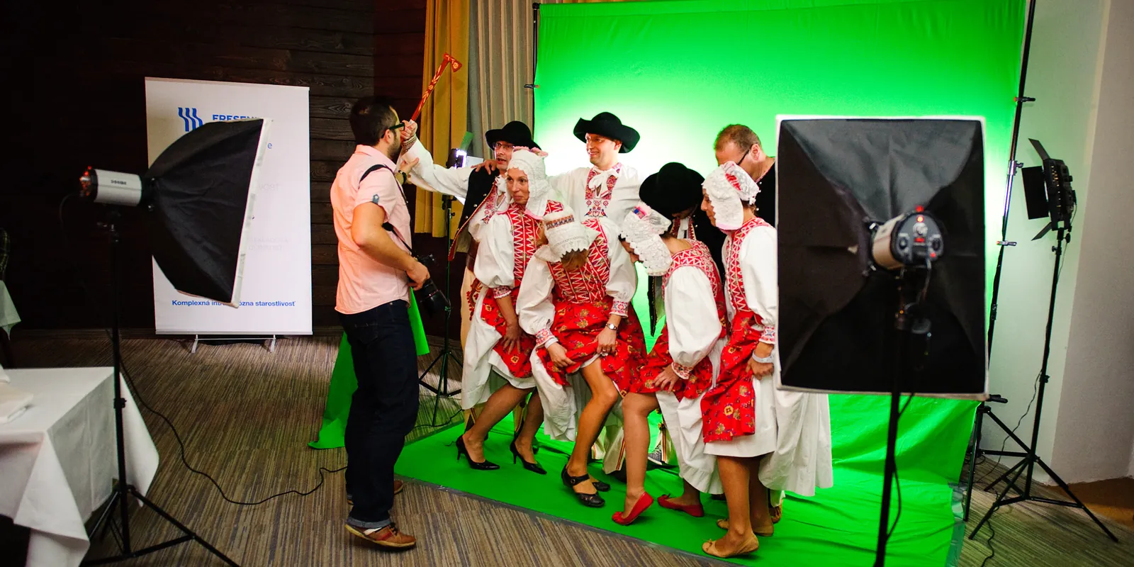 Folklórny súbor pri fotení počas večerného firemného programu